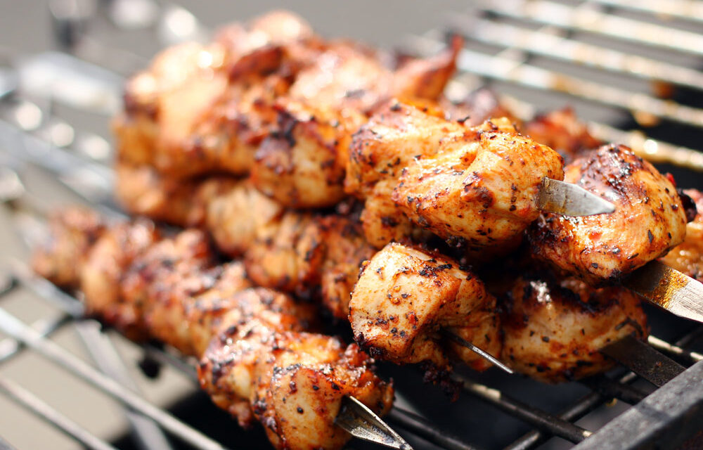 Grill węglowy – niezbędne urządzenie do przygotowywania letnich posiłków